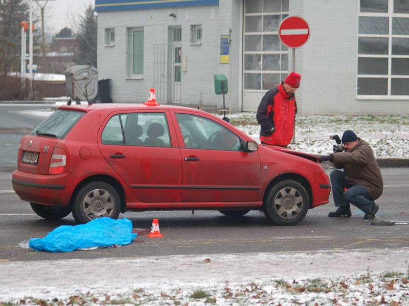 Dvě dívky ve věku 17 let srazil dnes v půl sedmé na přechodu pro chodce v Karviné-Fryštátě osmapadesátiletý řidič z Ostravy. 