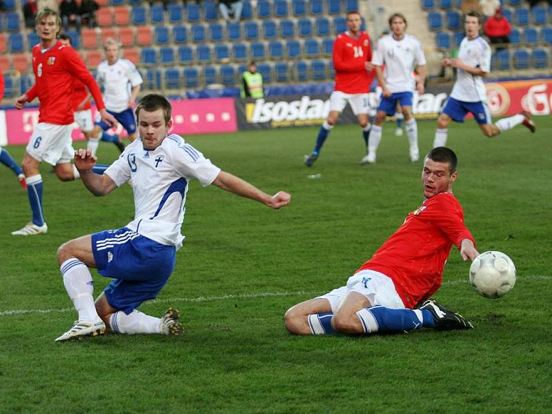 Ondřej Čelůstka (vpravo) zastavil v přípravním utkání české jednadvacítky akci Mikko Sumusala z Finska.