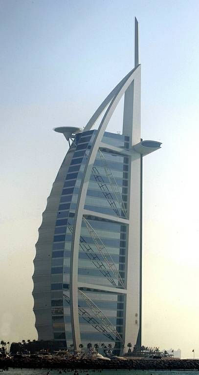 Luxusní hotel Burj Al Arab na umělém ostrově v centru Dubaje 19. června 2009.