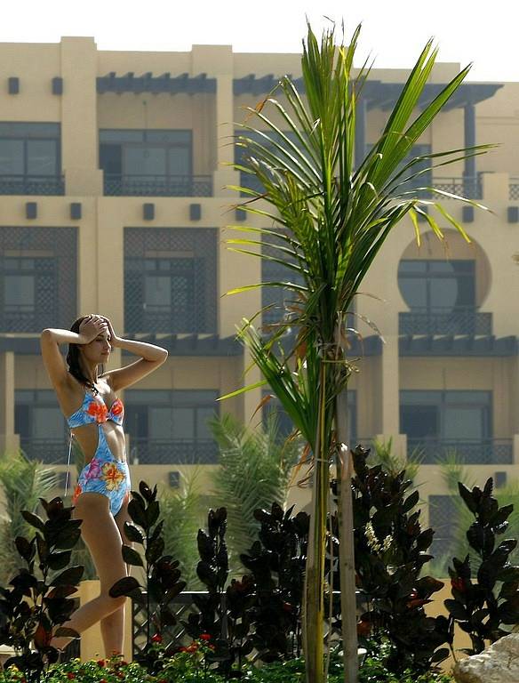 Finalistka Miss ČR 2009 a účastnice Školy Miss Nikol Rišková v hotelovém bazénu užívají teplého počasí během pauzy ve focení a natáčení 21. června 2009 v Dubaji.