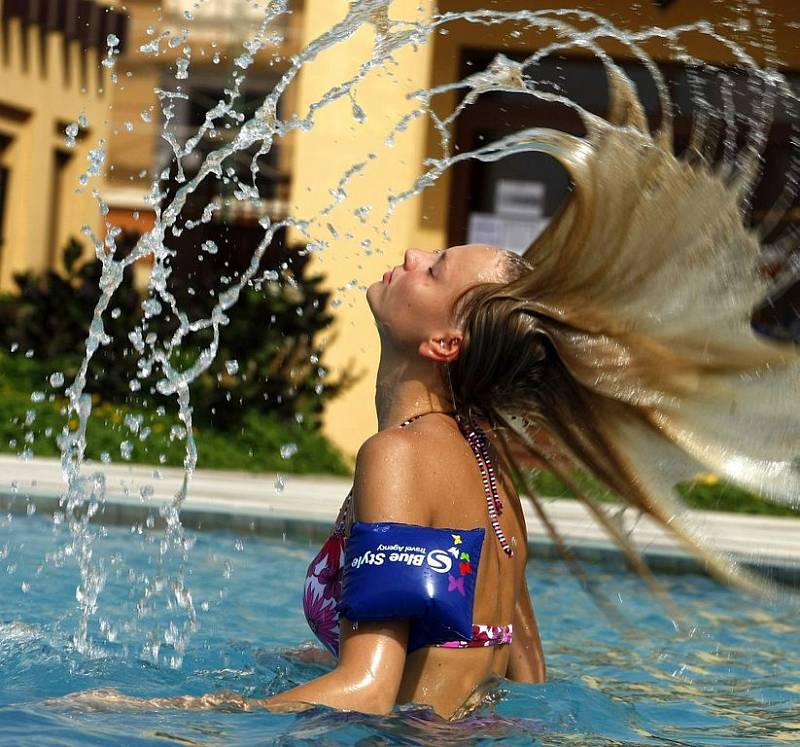 Finalistka Miss ČR 2009 a účastnice Školy Miss v hotelovém bazénu užívá teplého počasí během pauzy ve focení a natáčení 21. června 2009 v Dubaji.