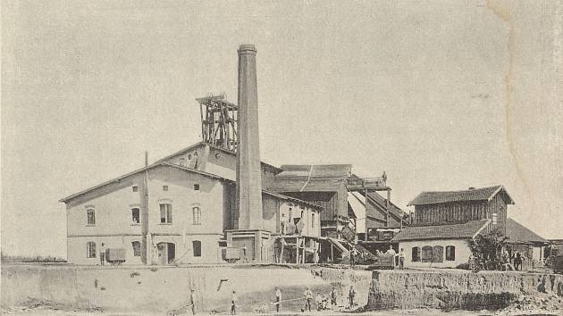 Povrchový hnědouhelný důl u Duchcova, fotografie Jindřicha Eckerta, výřez.