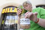 Dobrovolníci Greenpeace protestují proti nadměrnému používání plastů
