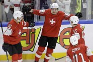 Radost hokejistů Švýcarska ve finále MS (uprostřed střelec druhého gólu Timo Meier).