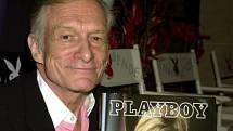 HUGH HEFNER  (9. 4. 1926 27. 9. 2017)  Pořádal dekadentní večírky, sexuální orgie i nekonečné alkoholové jízdy. Řeč je o zakladateli Playboye Hughu Hefnerovi. „Většina mého života se podobala snu dospívajícího mladíka o životě dospělých,“ řekl kdysi.