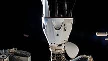 Loď Crew Dragon se při misi Crew-1 připojuje k jednomu z modulů Mezinárodní vesmírné stanice.