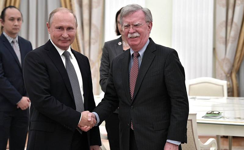 Trumpův bezpečnostní poradce John Bolton jednal s ruským prezidentem Vladimirem Putinem