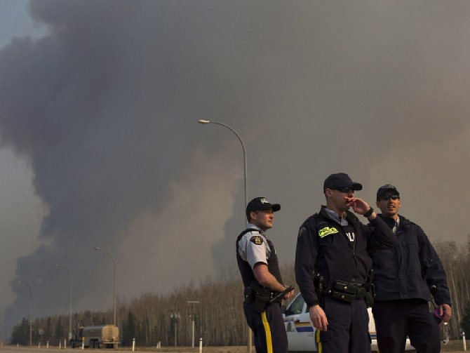 Lesní požár v provincii Alberta zachvátil území velké jako dvě Prahy. Meteorologové zatím předpovídají jen mírné oslabení větru.