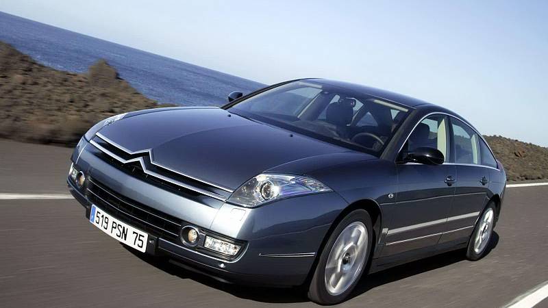 Citroën C6 (2007). Motor: 27. V6 HDI (150 kW), najeto: 194 000 km. Cena: 89 000 Kč.