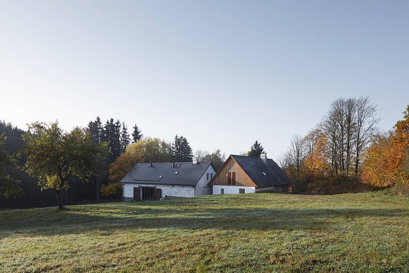 Podařená rekonstrukce jihočeské roubenky z roku 1750, které se Lenka Míková se svými spolupracovníky věnovala čtyři roky, naznačuje cestu, kterou byste se při částečně svépomocných opravách své chalupy mohli vydat