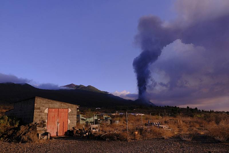 Kouř stoupá z vulkánu na španělském ostrově La Palma