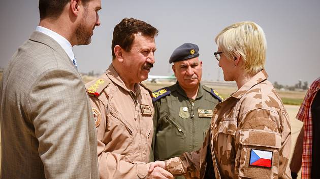 Velitel iráckého letectva generál Anwar a Karla Šlechtová.