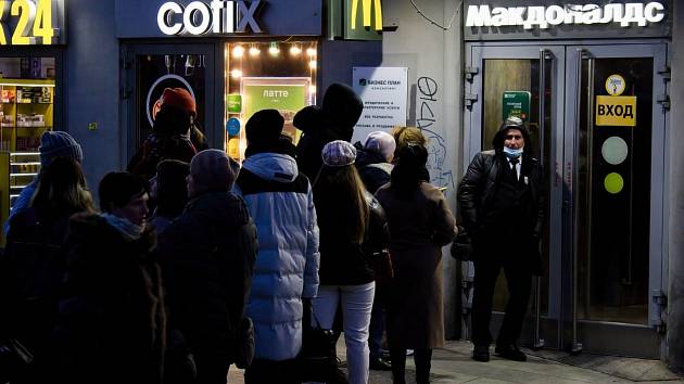 Rusové stojí frontu na poslední hamburger před provozovnou McDonald's v Moskvě. Firma se rozhodla své pobočky v zemi uzavřít.