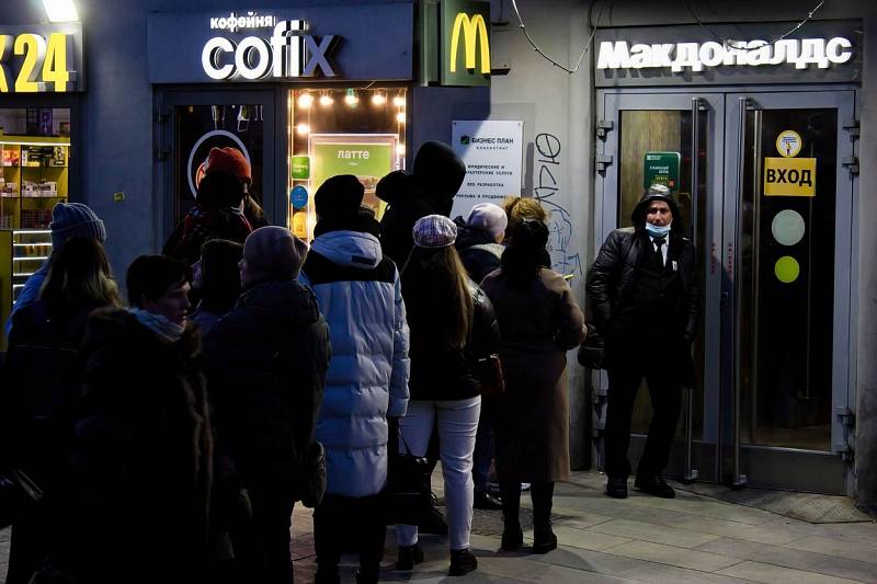 Rusové stojí frontu na poslední hamburger před provozovnou McDonald's v Moskvě. Firma se rozhodla své pobočky v zemi uzavřít.