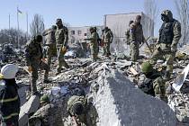 Ukrajinští vojáci prohledávají trosky vojenské školy v Mykolajivu, kterou zasáhly ruské rakety.