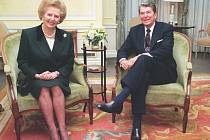 Je nám moc líto, že jsme to drželi v tajnosti, řekl prý americký prezident Ronald Reagan po telefonu britské premiérce Margaret Thatcherové poté, co americké jednotky v roce 1983 obsadily Grenadu.