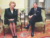 Je nám moc líto, že jsme to drželi v tajnosti, řekl prý americký prezident Ronald Reagan po telefonu britské premiérce Margaret Thatcherové poté, co americké jednotky v roce 1983 obsadily Grenadu.