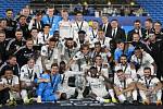 Fotbalisté Realu Madrid s trofejí pro vítěze Superpoháru.