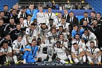 Fotbalisté Realu Madrid s trofejí pro vítěze Superpoháru.