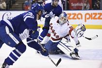 Torontský Pierre Engvall překonává záložního brankáře Caroliny Davida Ayrese v zápase hokejové NHL hraném 22. února 2020