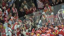 Slavia slaví s fanoušky postup do finále extraligy. Po roce ji čekají opět Karlovy Vary.