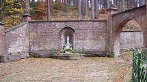 Soška Panny Marie u vstupního portálu střežícího vstup do Ticháčkova lesa v Suchém Dole