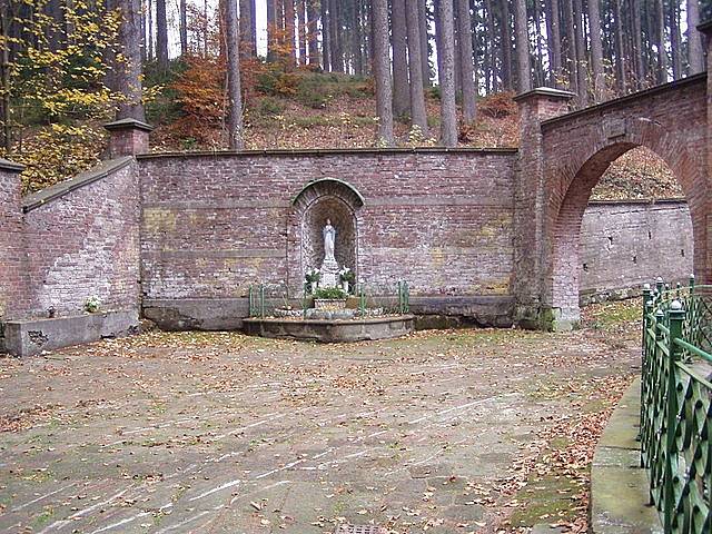 Soška Panny Marie u vstupního portálu střežícího vstup do Ticháčkova lesa v Suchém Dole