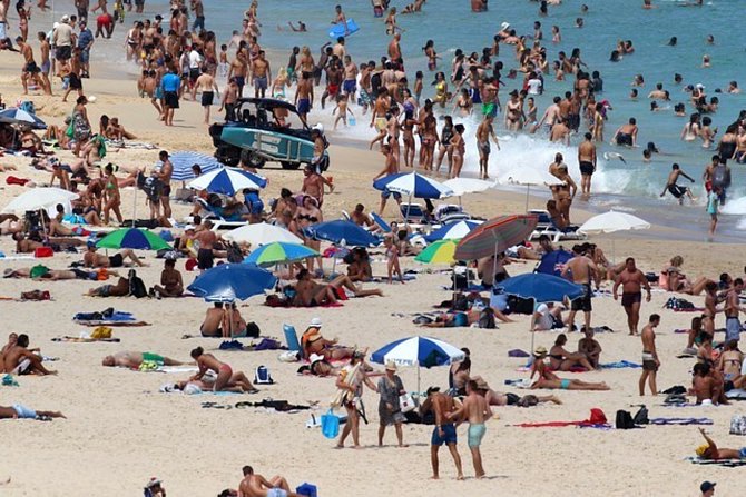 Lidé na pláži v australském Sydney