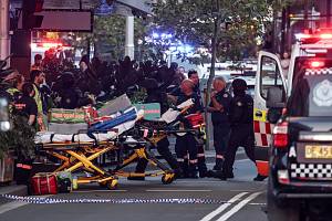 Z obchodního domu v Sydney byly po útoku nožem a střelbě evakuovány stovky lidí