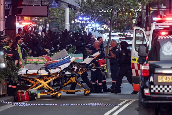 Z obchodního domu v Sydney byly po útoku nožem a střelbě evakuovány stovky lidí
