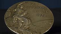Zlatá medaile z olympiády v Berlíně v roce 1936. Tuto si vybojoval americký atlet John Woodruff, mimochodem, Afroameričan, jeden z těch, jejichž vítězství rozzlobilo Adolfa Hitlera..