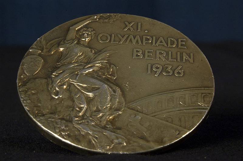 Zlatá medaile z olympiády v Berlíně v roce 1936. Tuto si vybojoval americký atlet John Woodruff, mimochodem, Afroameričan, jeden z těch, jejichž vítězství rozzlobilo Adolfa Hitlera..
