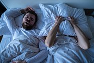 Příznakem spánkové apnoe je hlasité a chronické chrápání.