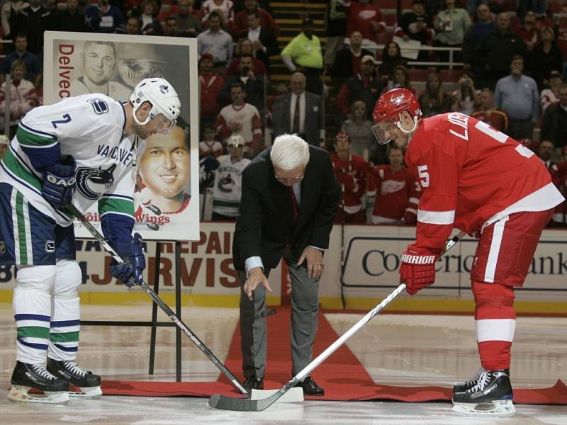 Zápas mezi Detroitem a Vancouverem slavnostně zahájil legendární útočník Red Wings Alex Delvecchio. Na snímku vhazuje puk mezi kapitány Mattiase Öhlunda (vlevo) a Nicklase Lidströma. 