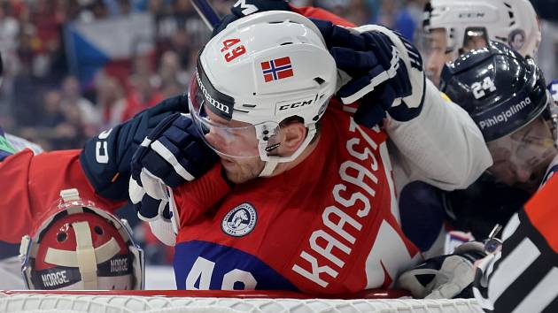 Norge slo Danmark og feirer sin første verdenscuptriumf.  Latvia vant for tredje gang