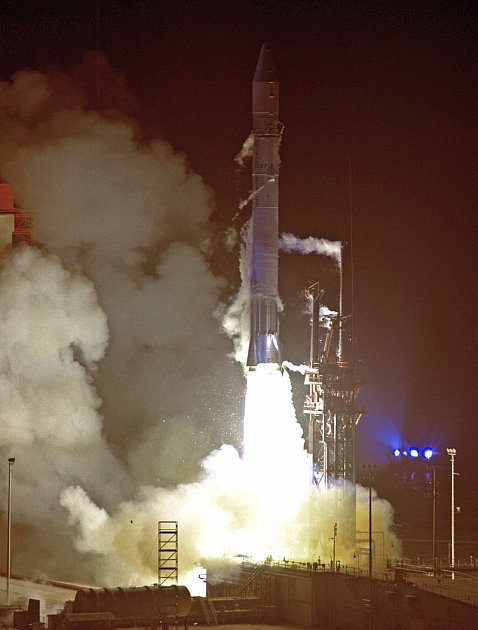 Start rakety se sondou Pioneer 10 v roce 1972. Úkolem sondy bylo doletět k Jupiteru.