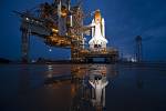 Raketoplán Atlantis na odpalovací rampě na Mysu Canaveral před svým vůbec posledním letem do vesmíru, 8. červenec 2011. Tento let znamenal konec jedné éry, bylo to naposledy, co do kosmu vzlétl americký raketoplán.