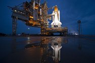 Raketoplán Atlantis na odpalovací rampě na Mysu Canaveral před svým vůbec posledním letem do vesmíru, 8. červenec 2011. Tento let znamenal konec jedné éry, bylo to naposledy, co do kosmu vzlétl americký raketoplán.