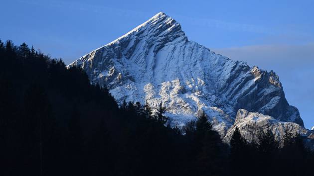 Zasněžené vrcholky Alp v německém Garmisch-Partenkirchenu