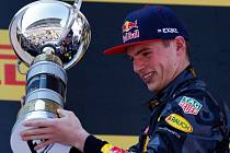 Osmnáctiletý Max Verstappen ovládl Velkou cenu Španělska.