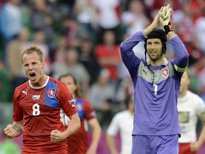 David Limberský (vlevo) a Petr Čech se radují z vítězství nad Řeckem.