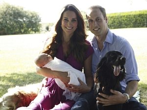 První oficiální focení královského páru s novorozeným princem Georgem.