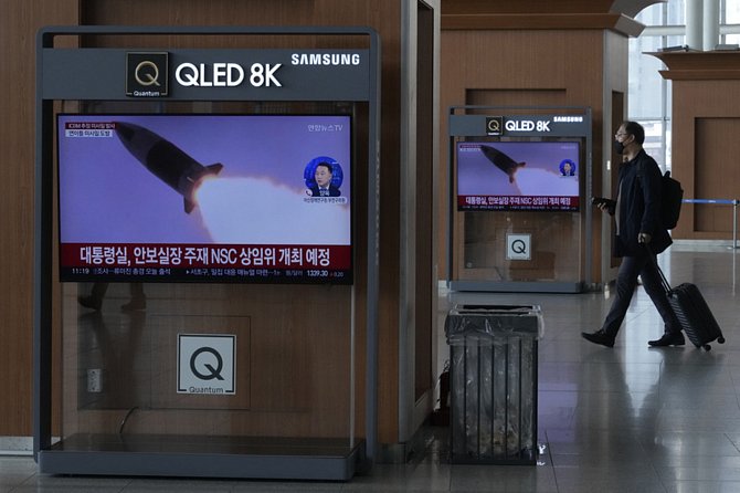 Na televizních obrazovkách umístěných na vlakovém nádraží v jihokorejském Soulu běží reportáž o raketovém testu KLDR, 18. listopadu 2022.
