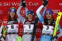 Šárka Strachová (vpravo) nestačila ve slalomu v Záhřebu jen na Slovenky Veroniku Velez-Zuzulovou (uprostřed) a Petru Vlhovou.