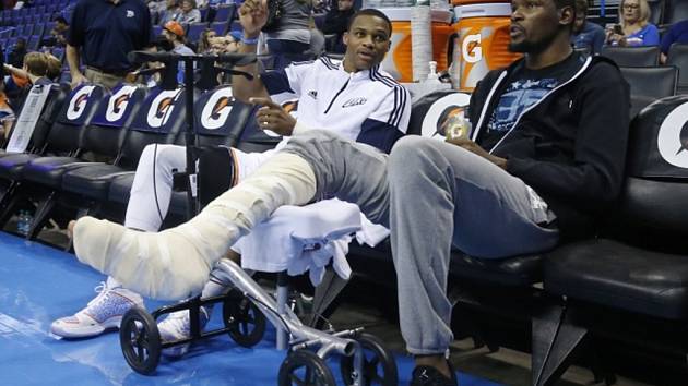 Kevin Durant z Oklahomy (vpravo) si nenechal ujít ani po operaci nohy přípravné zápasy svého klubu.