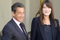 Nicolas Sarkozy a první dáma Francie Carla Bruniová-Sarkozyová.