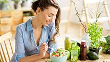 Na stole by se hojně měla objevovat čerstvá zelenina plná vitaminů, která pomůže při prevenci nachlazení nebo chřipky.