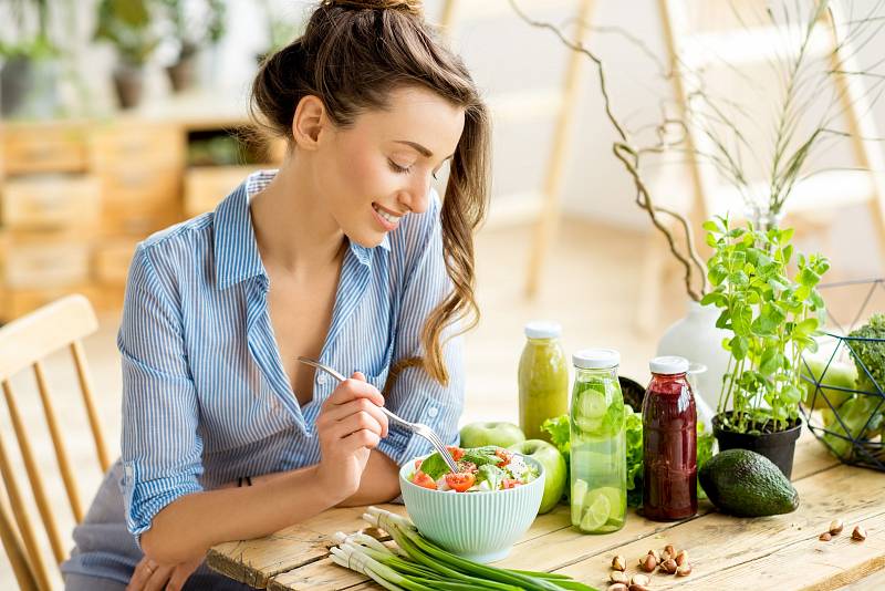 Na stole by se hojně měla objevovat čerstvá zelenina plná vitaminů, která pomůže při prevenci nachlazení nebo chřipky.