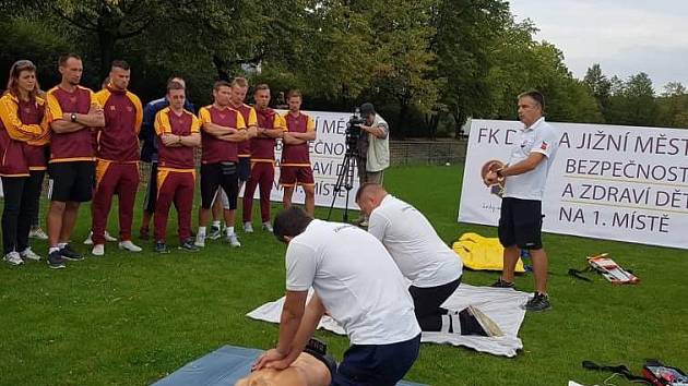 Klub FK Dukla Jižní Město uspořádal ve spolupráci s Vodní záchrannou službou ČČK kurz první pomoci pro dvacet mládežnických trenérů.