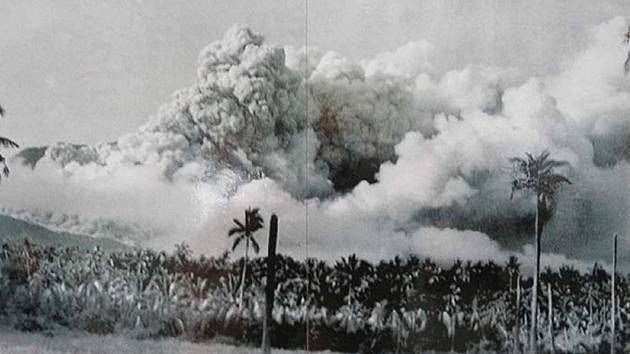 Výbuch sopky Mount Hibok-Hibok, zvané také vulkán Catarman, dne 4. prosince 1951 na Filipínách. Snímek pořídil jeden z místních lidí